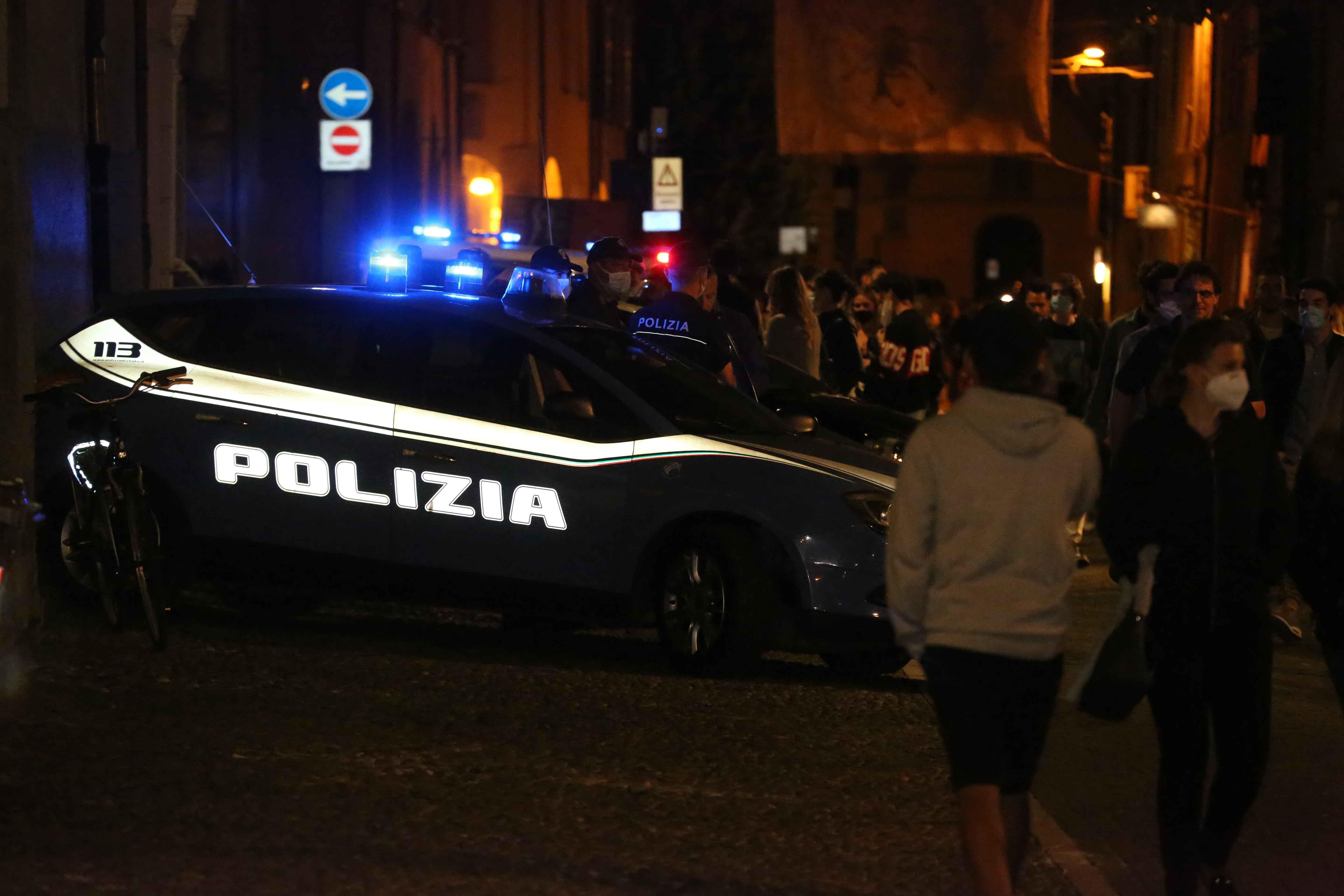 Sabato sera a Reggio Emilia, multate 11 persone per il mancato uso della mascherina