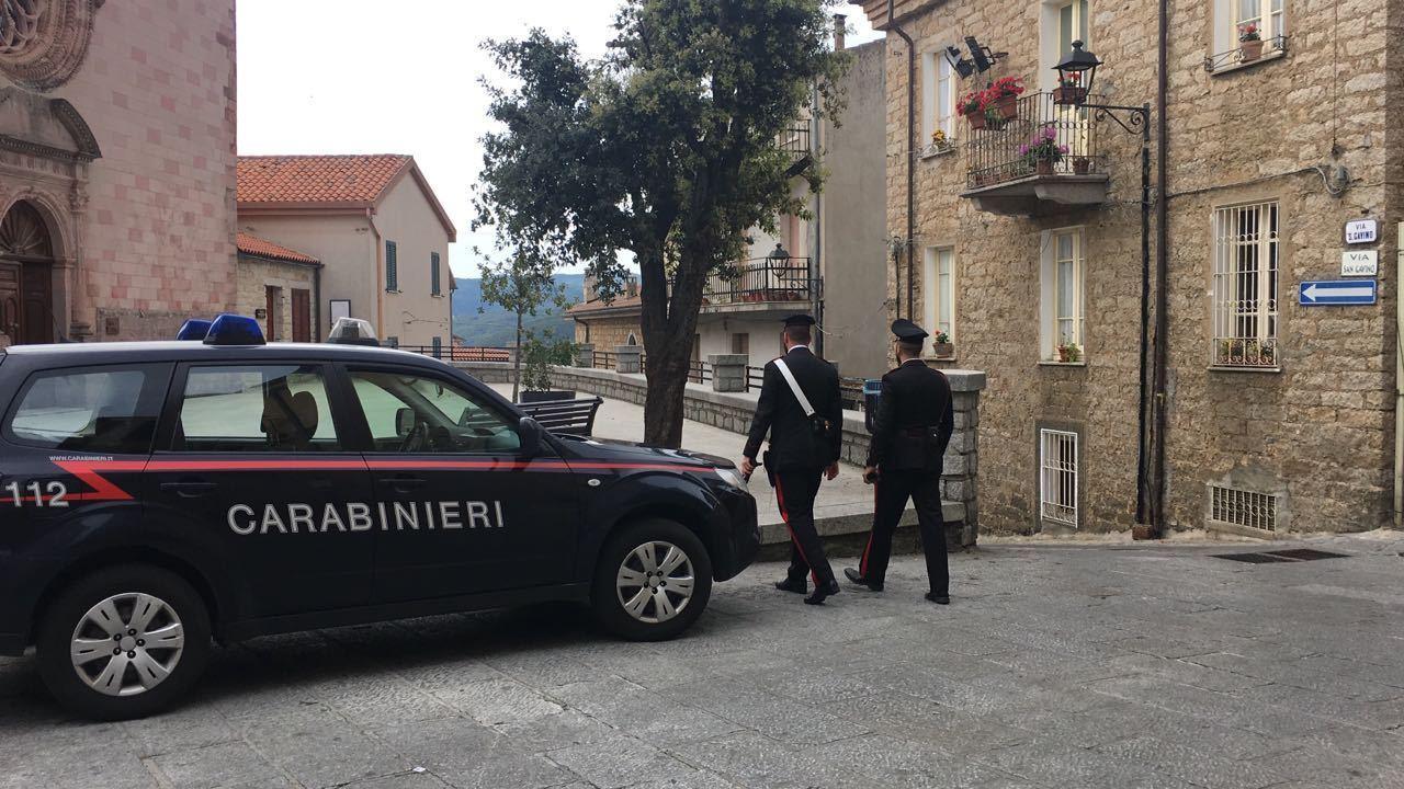 Tragedia a Gavoi, anziano cade dalla finestra e muore 