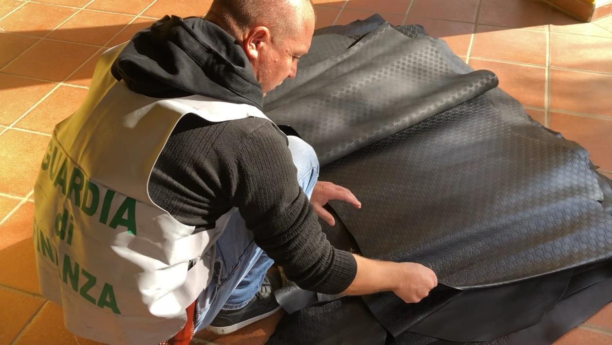 Un momento del blitz della Guardia di Finanza