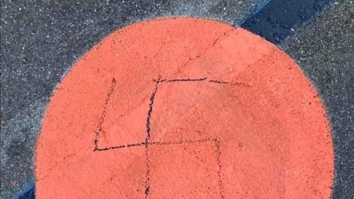 Reggio Emilia, disegnata una svastica in piazza del Popol Giost appena risistemata