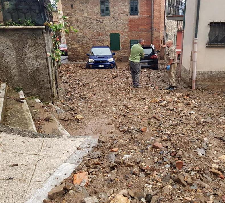 Montieri invaso dal fango, chiesto lo stato di calamità. Giani: "Non siete soli" 