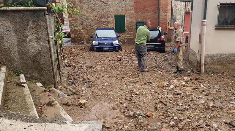Montieri invaso dal fango, chiesto lo stato di calamità. Giani: "Non siete soli"