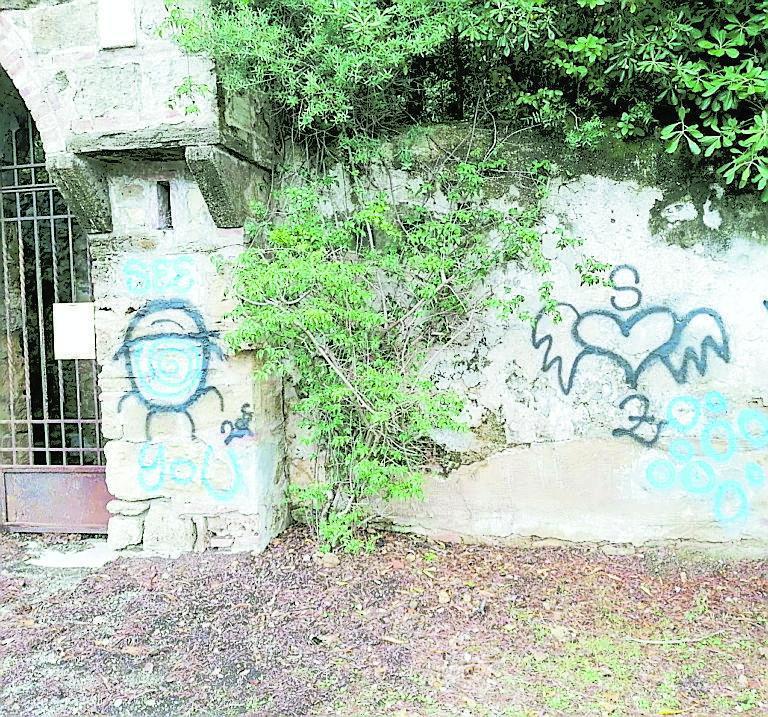 Il muro del castello Pasquini imbrattato dai vandali