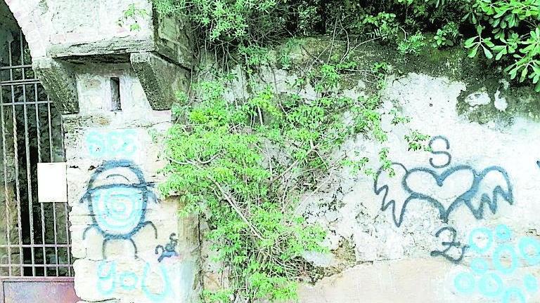 Il muro del castello Pasquini imbrattato dai vandali