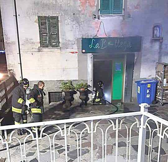 Entra di notte nella bottega e la incendia