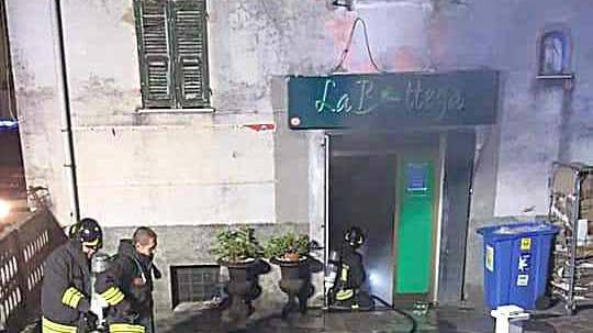 Entra di notte nella bottega e la incendia