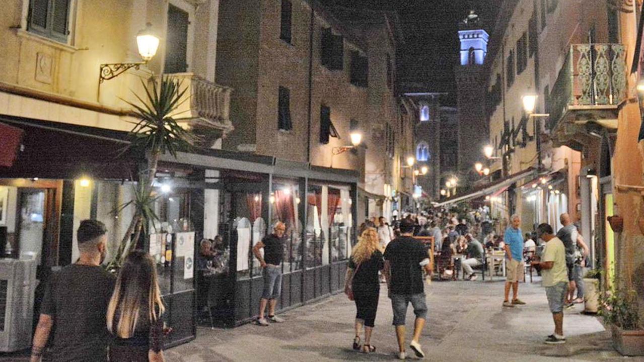 Uno scorcio di corso Vittorio Emanuele in centro storico a Piombino dove è avvenuto il furto (foto Paolo Barlettani)