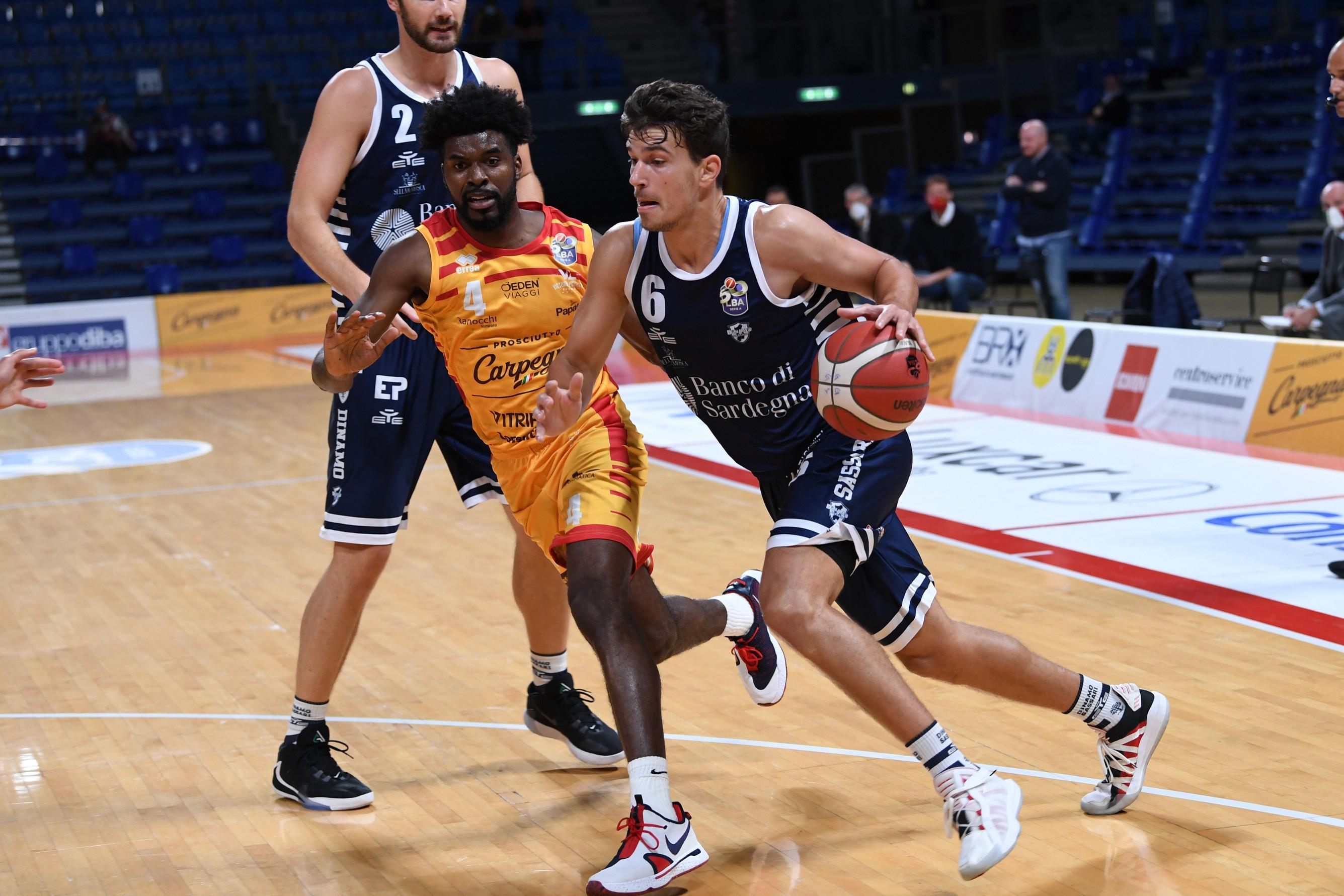 Basket, debutto vincente per la Dinamo: Pesaro ko in rimonta