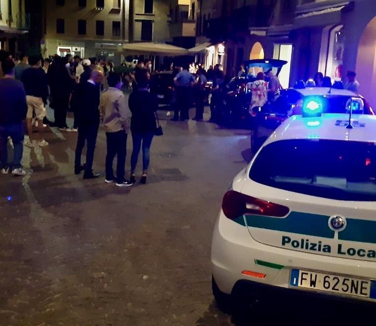 Modena, via Gallucci, festa senza mascherina, l'ira di Muzzarelli: «Così non va» 