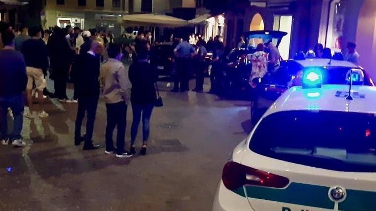 Modena, via Gallucci, festa senza mascherina, l'ira di Muzzarelli: «Così non va»