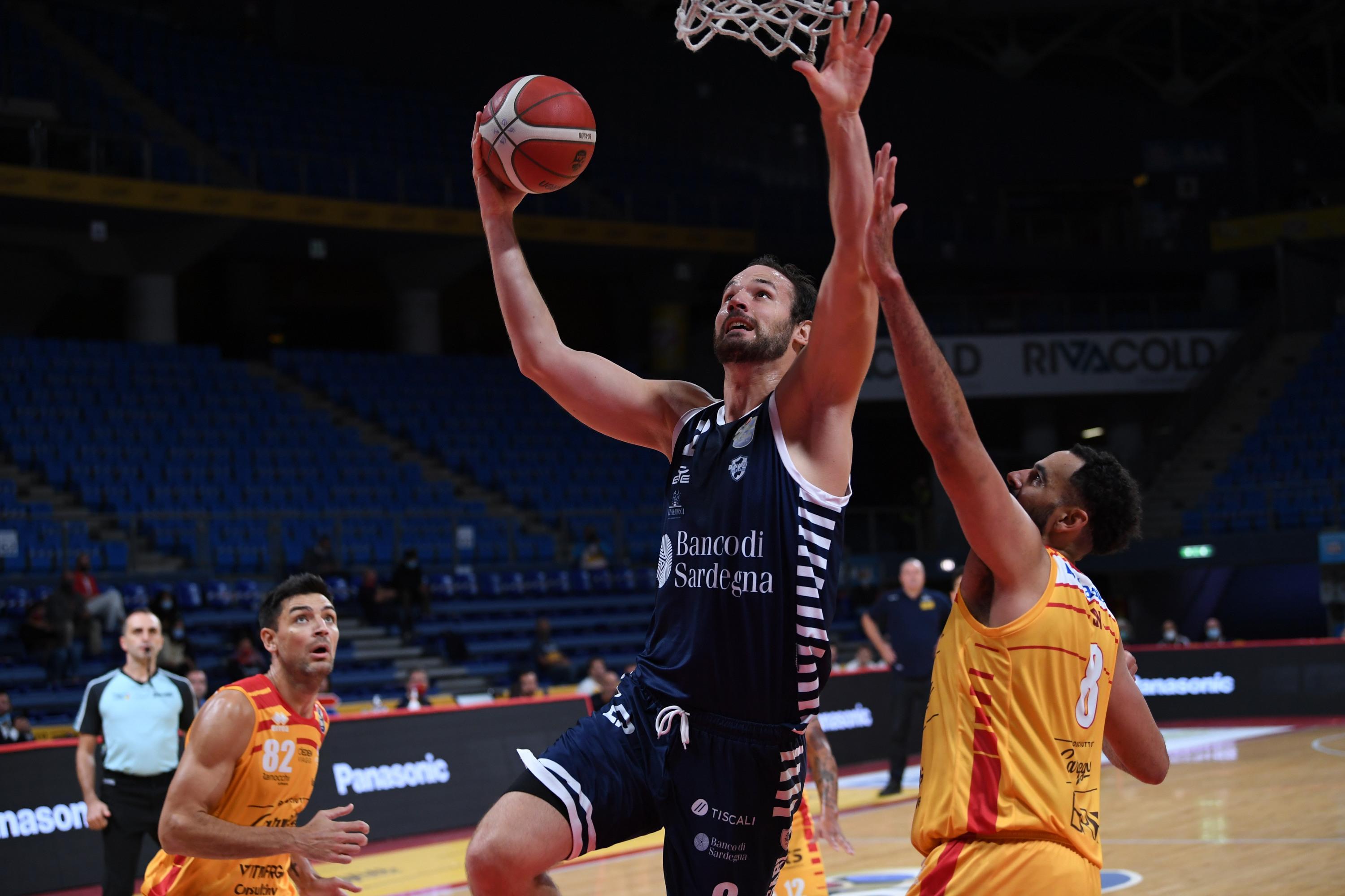 Un momento della partita vinta dalla Dinamo a Pesaro nella prima giornata della serie A di basket 2020/21