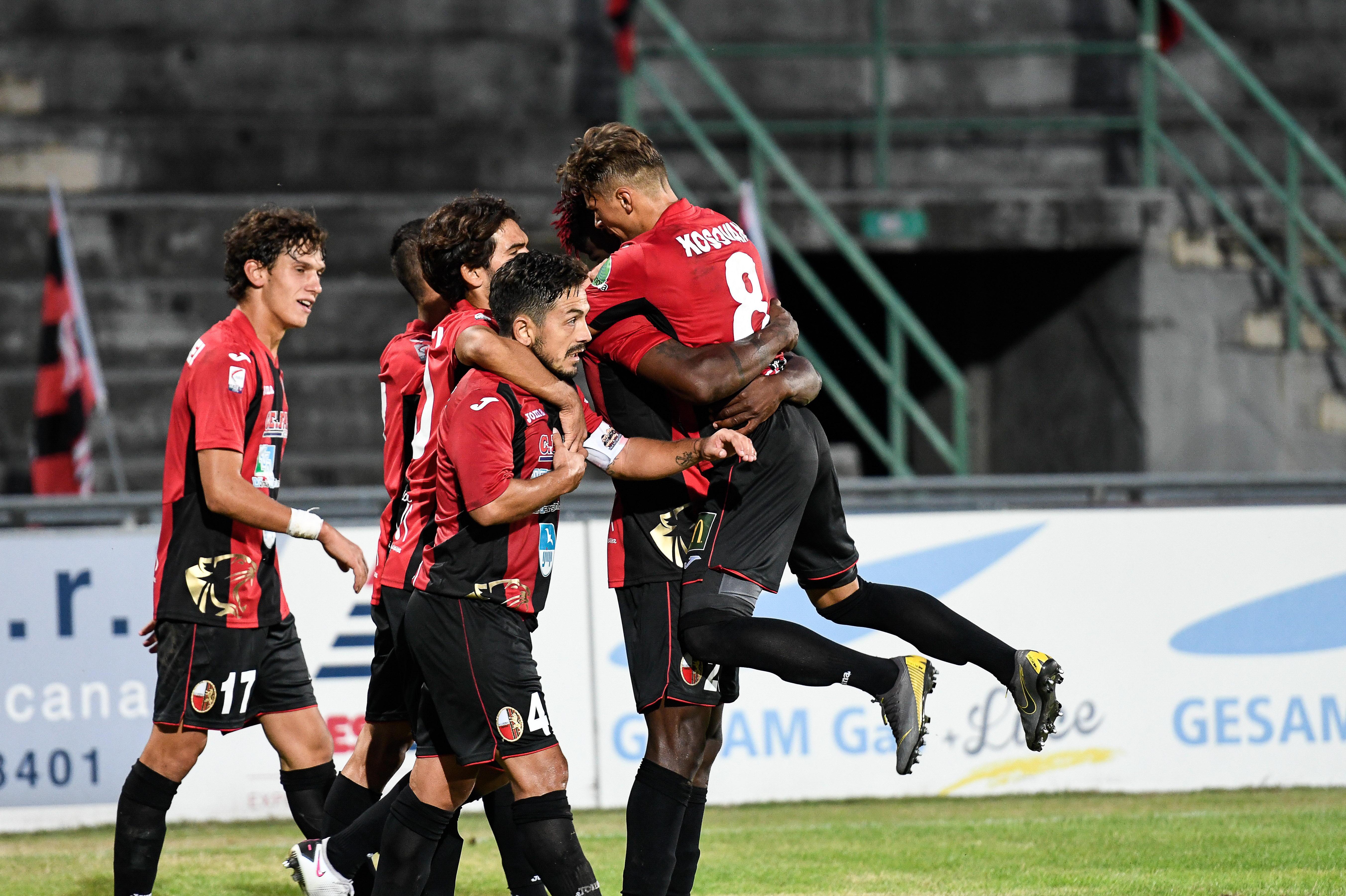 L'esultanza dei giocatori della Lucchese dopo il gol (Foto Fiorenzo Sernacchioli)