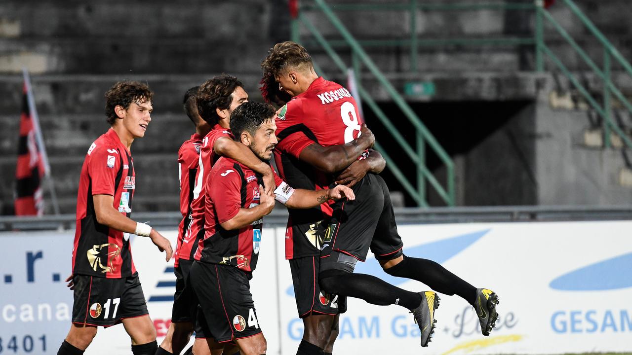 L'esultanza dei giocatori della Lucchese dopo il gol (Foto Fiorenzo Sernacchioli)