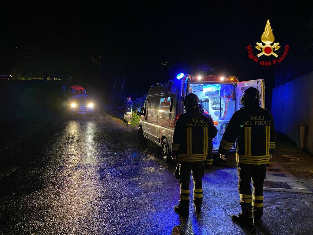 I vigili del fuoco e l'ambulanza nei pressi del luogo dell'infortunio a Montepiano