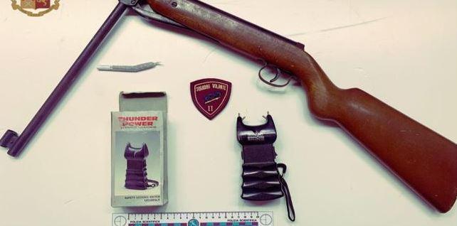 Sequestro di armi e stupefacenti Spunta anche un taser 