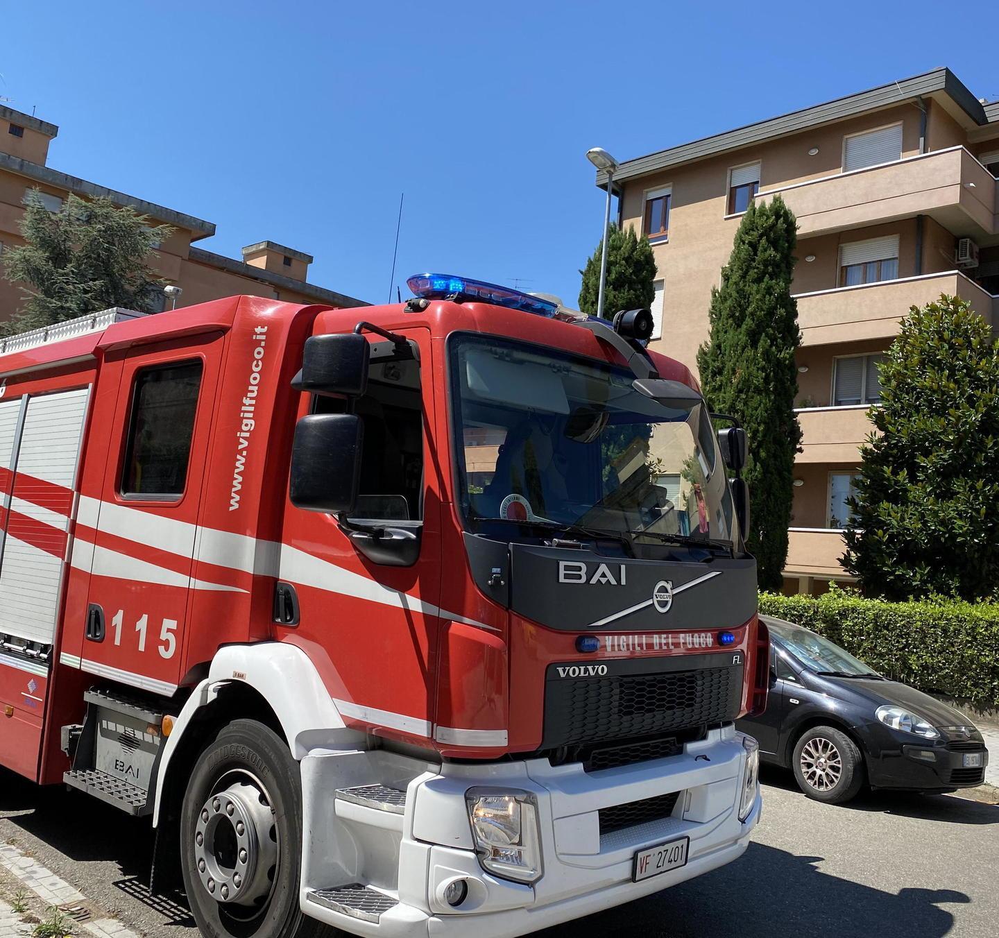 Appena dimessa dall’ospedale riportata a casa dai pompieri 