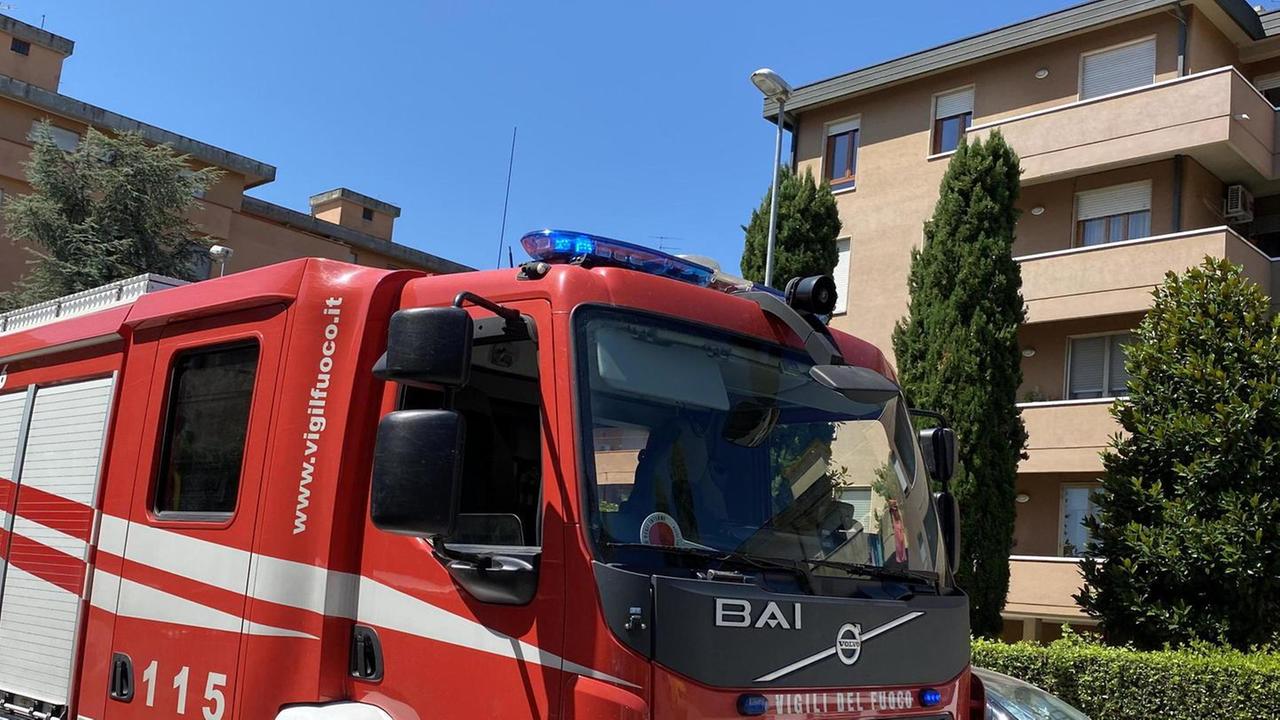 Appena dimessa dall’ospedale riportata a casa dai pompieri