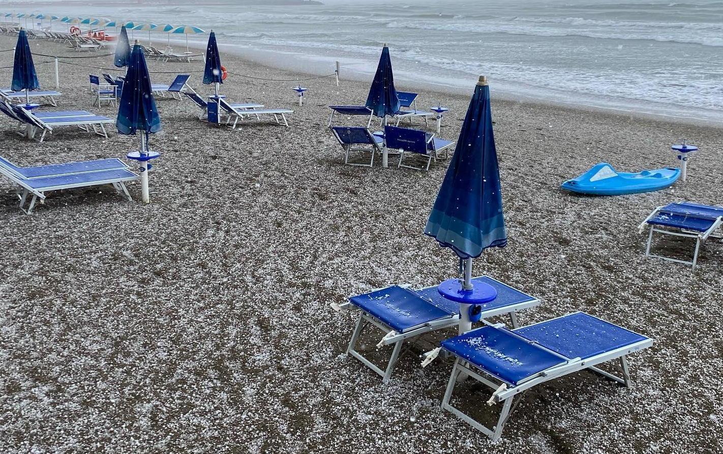 Una coltre bianca sulla spiaggia