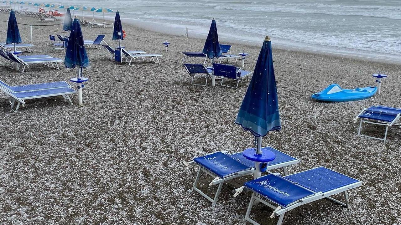 Una coltre bianca sulla spiaggia