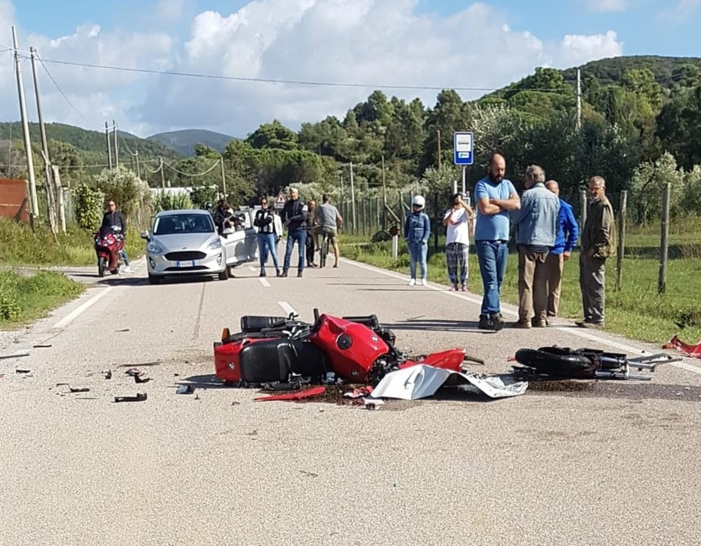 Grave un 62enne dopo lo schianto contro un Suv: la moto è distrutta 