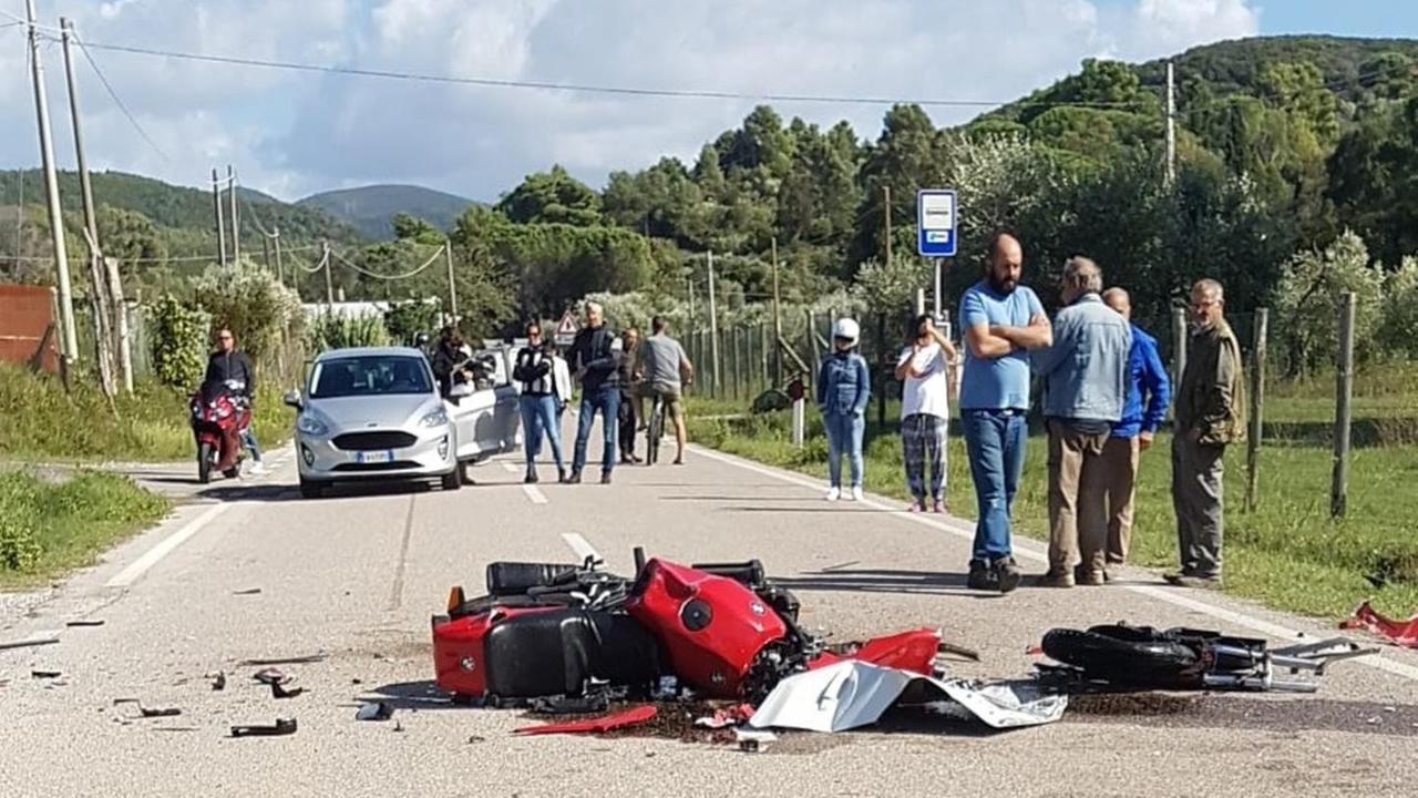 Grave un 62enne dopo lo schianto contro un Suv: la moto è distrutta