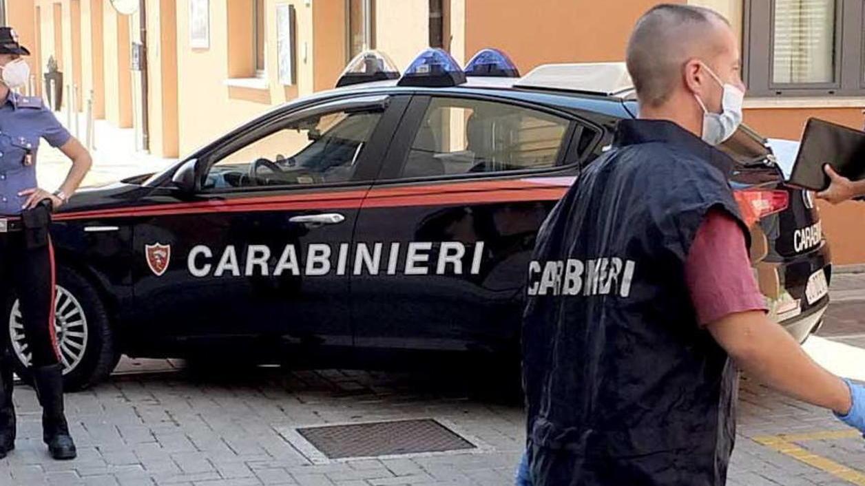 Furto in casa, rubati 4 fucili e una pistola con munizioni