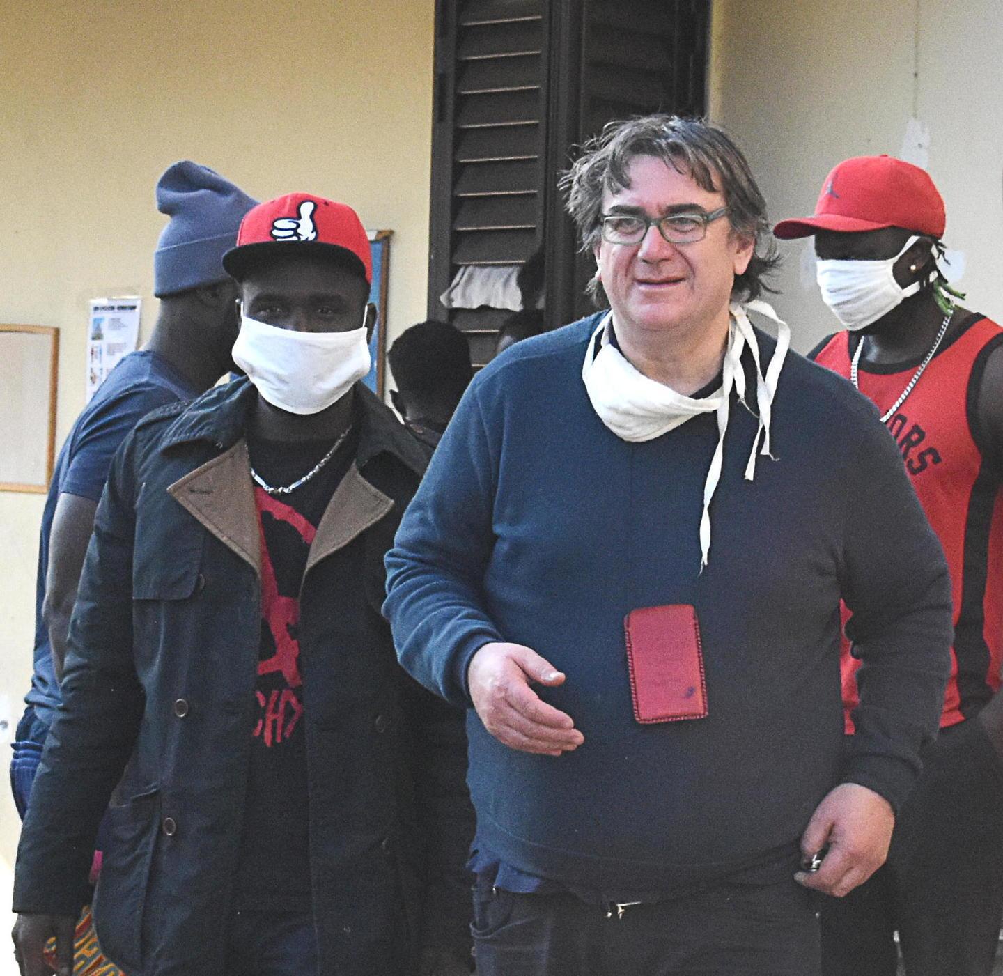 Don Biancalani: «Non mando via nessuno» 