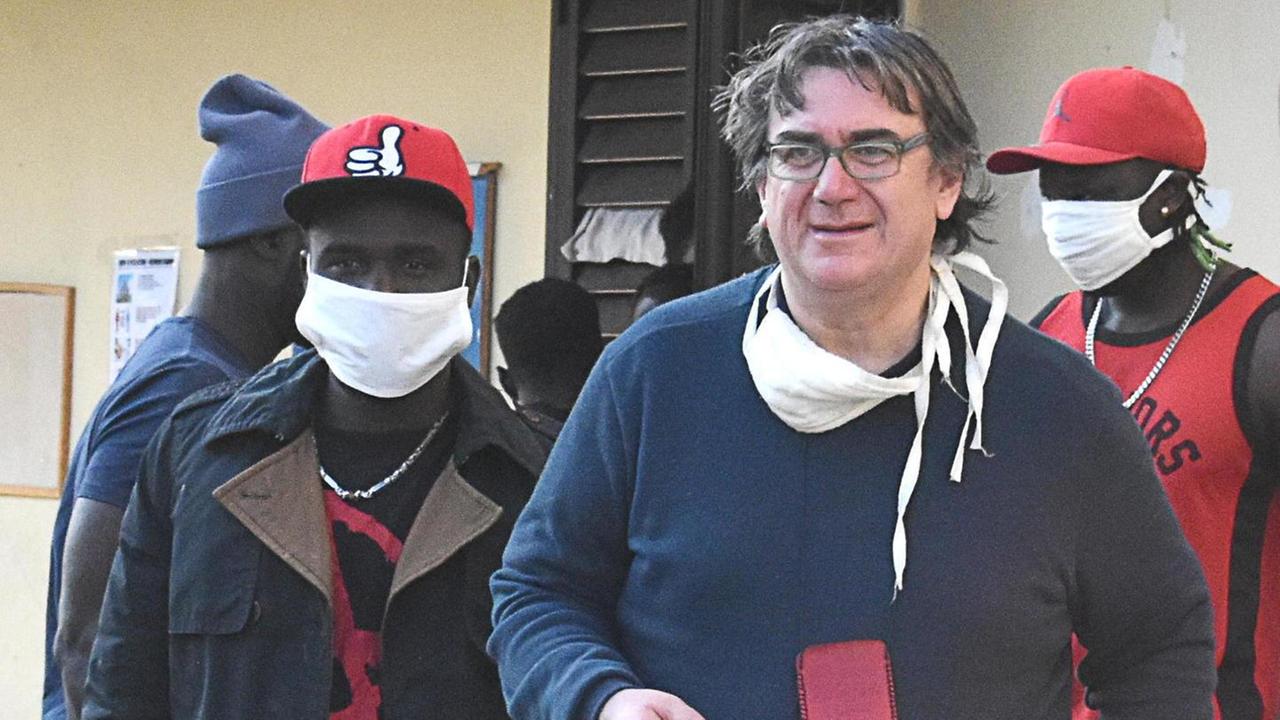 Don Biancalani: «Non mando via nessuno»