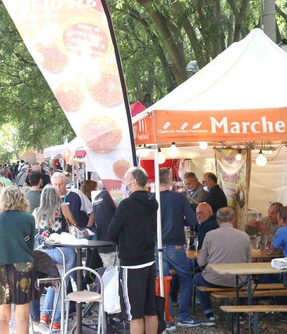 Gastronomia e tavolate al Mercato Europeo