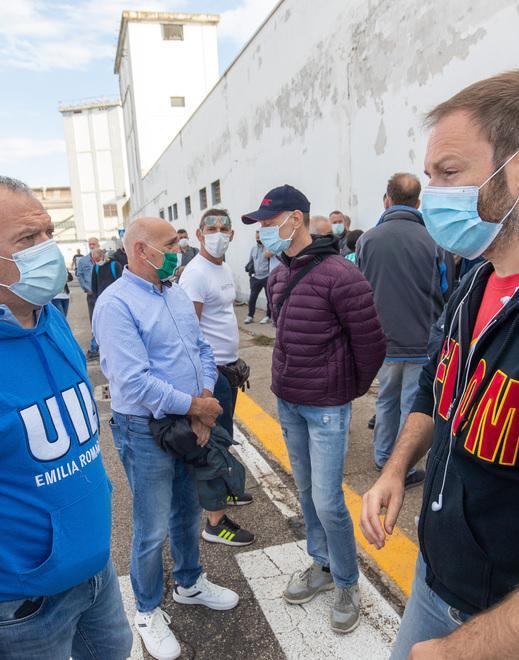 Solidarietà ai dipendenti «Non si salva il lavoro a discapito degli operai» 