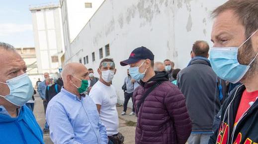 Solidarietà ai dipendenti «Non si salva il lavoro a discapito degli operai»
