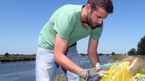 Pulizia della ciclabile che porta al mare I volontari al lavoro