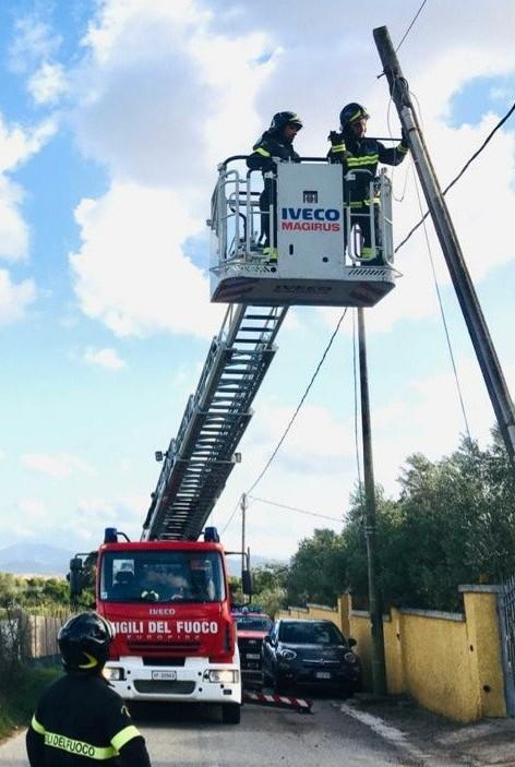 I danni del vento, vigili del fuoco mobilitati