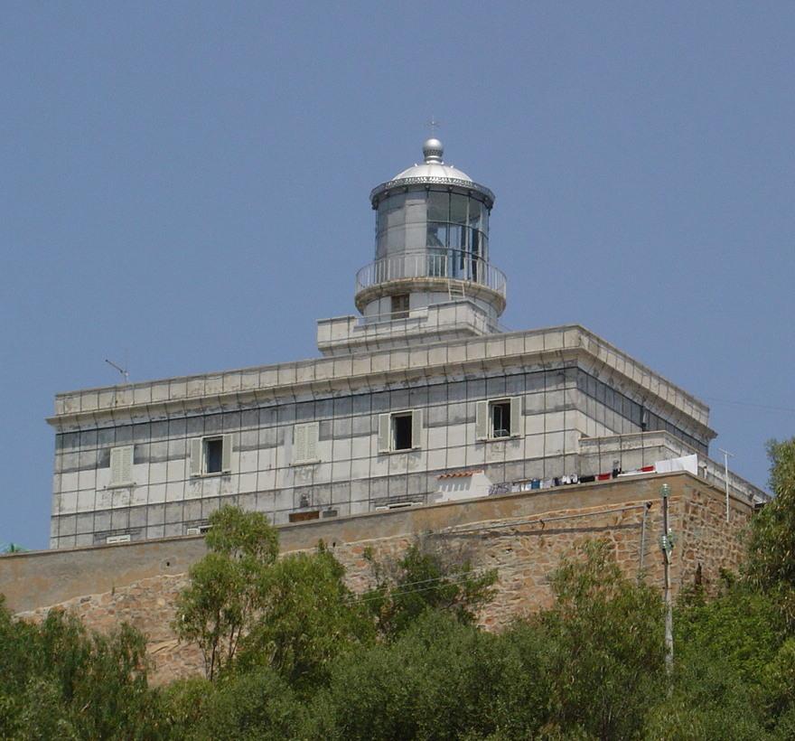 Rami finiti in strada e pali abbattuti: i danni del maestrale