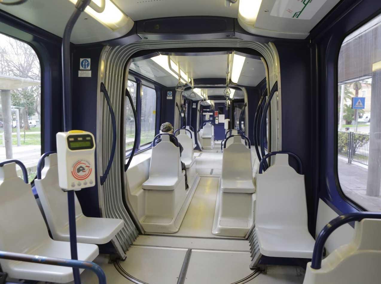 Ambulanze sulle rotaie davanti al pronto soccorso 