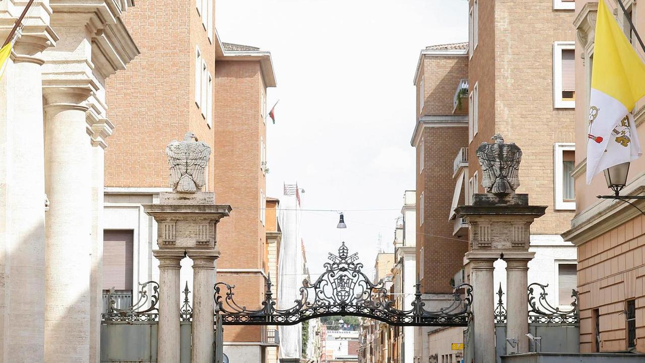 Becciu, vita stravolta Agli amici ribadisce: «È una ingiustizia»