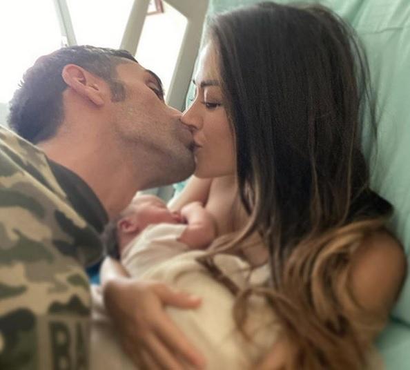 L'immagine diffusa sui social dall'ex nuotatore e dalla showgirl sarda