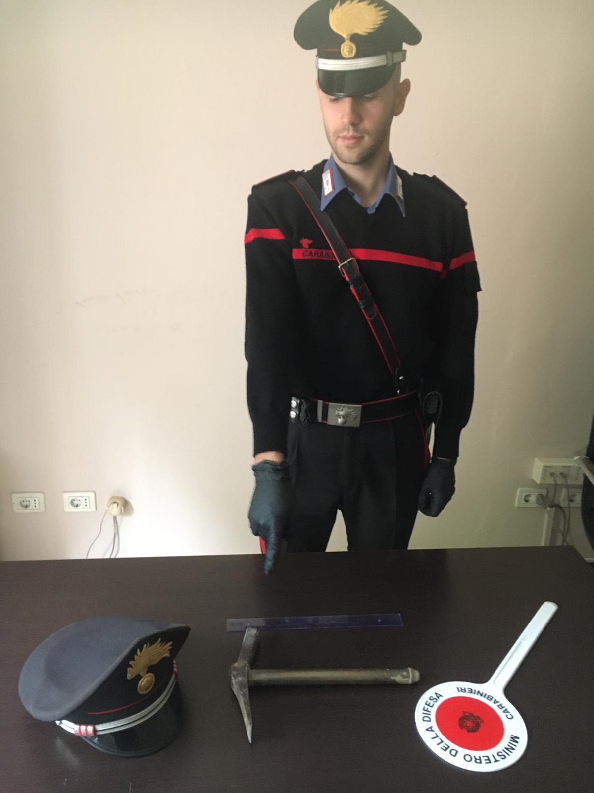 Il martello sequestrato a casa della coppia