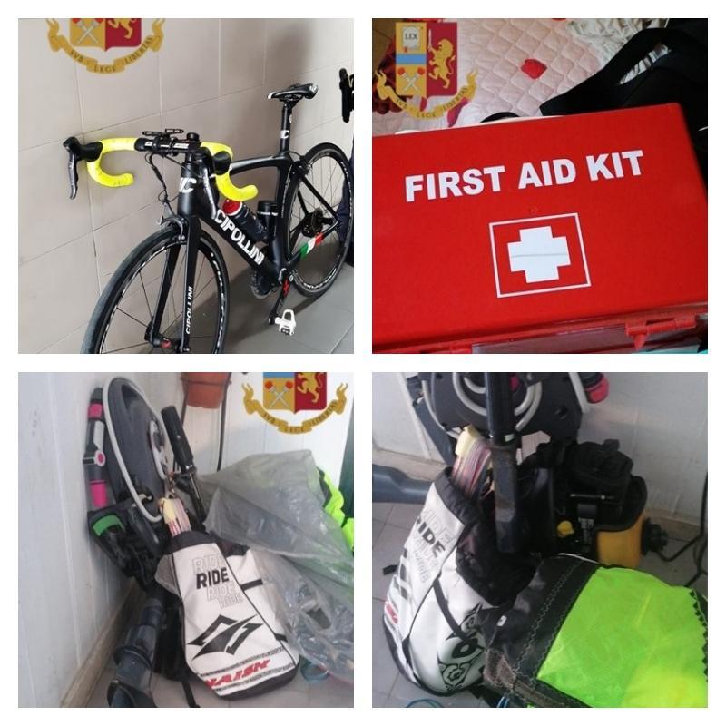 Alcuni degli oggetti che facevano parte della refurtiva