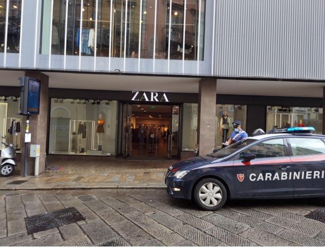 Sassari, ruba alcuni capi d'abbigliamento da Zara ma viene bloccato da un carabiniere