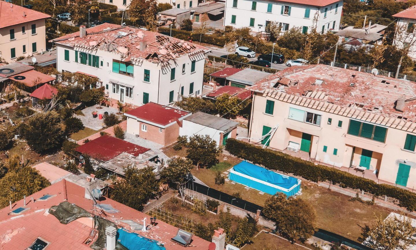 I tetti della zona dei Palazzoni Solvay distrutti dal tornado (foto Marzi)