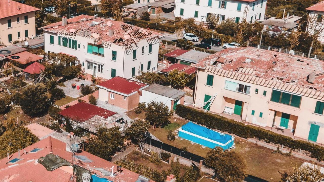I tetti della zona dei Palazzoni Solvay distrutti dal tornado (foto Marzi)