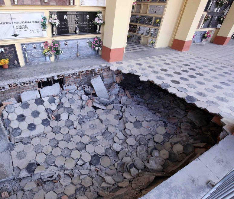 A due anni dal crollo ancora pedane e impalcature nel cimitero urbano 