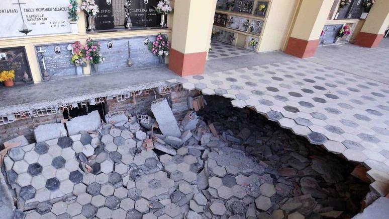 A due anni dal crollo ancora pedane e impalcature nel cimitero urbano