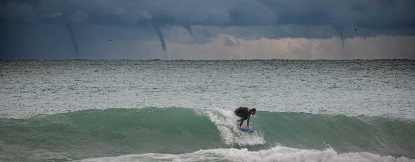 Il surfista inseguito dalle trombe marine