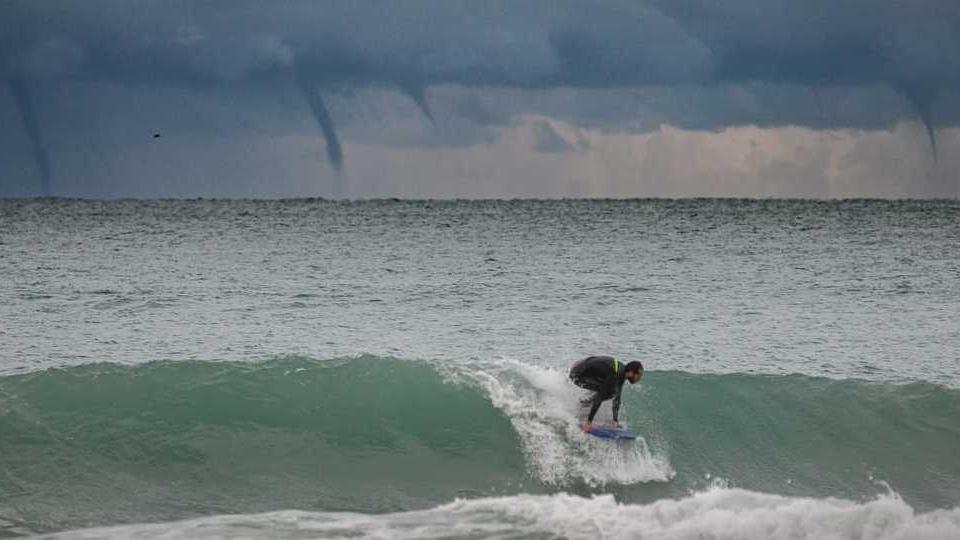 Il surfista inseguito dalle trombe marine
