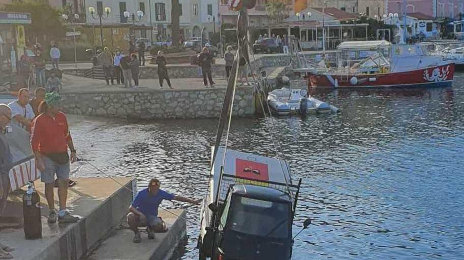 Recuperato l’ape finito in mare