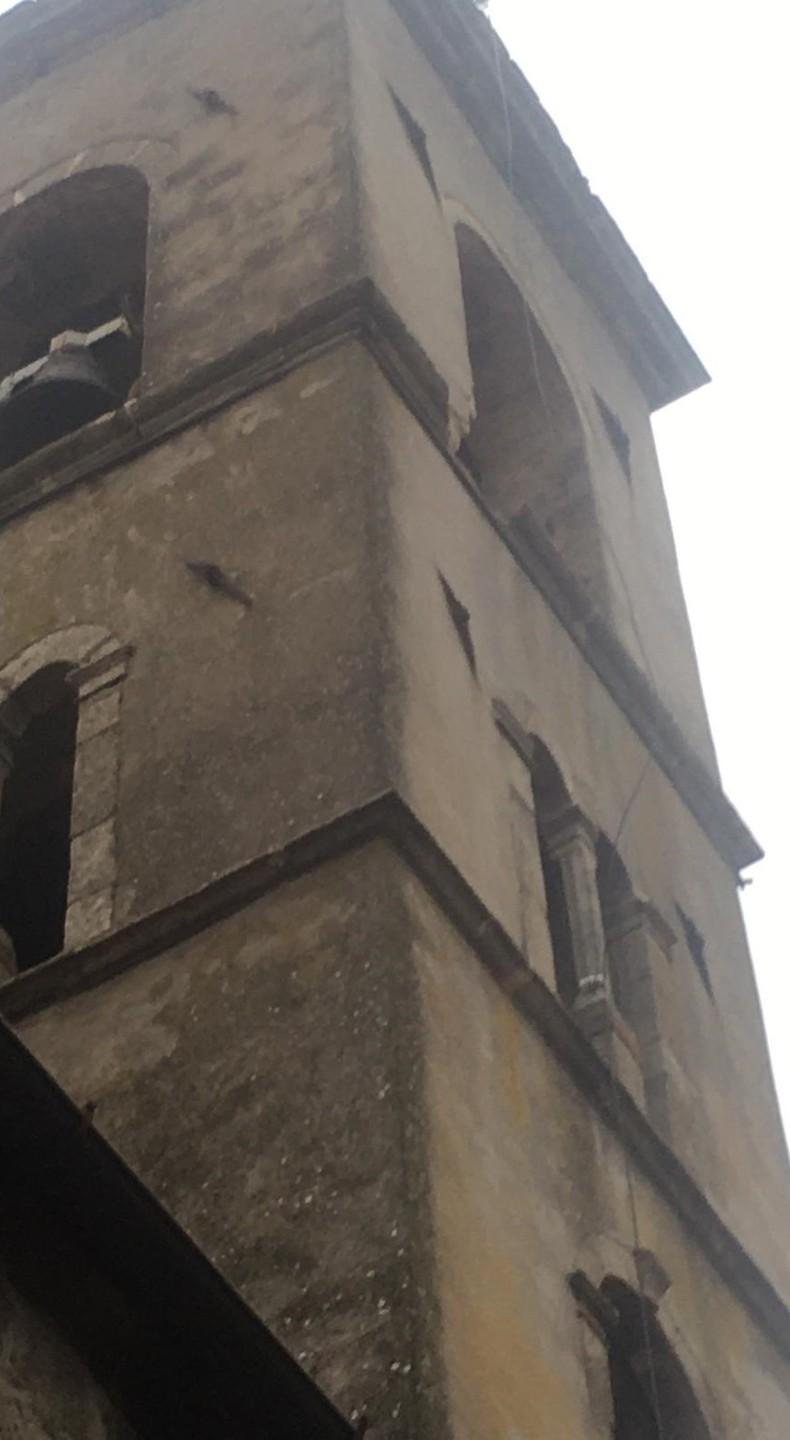 Fulmini sul campanile Si stacca parte del cornicione 