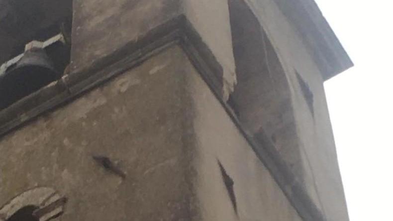 Fulmini sul campanile Si stacca parte del cornicione