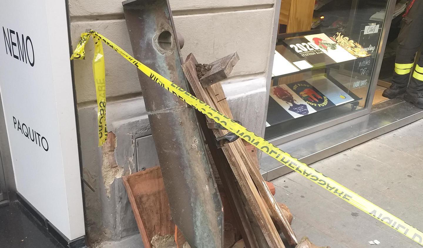 Crolla un pezzo di sottotetto in strada paura tra i passanti in Corso Italia 
